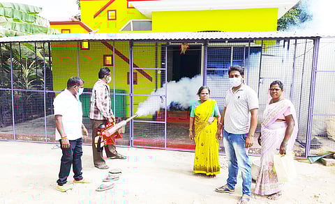 வீடு வீடாகச் சென்று கொசு மருந்து அடிக்கும் பணி நடைபெற்ற போது எடுத்த படம்.