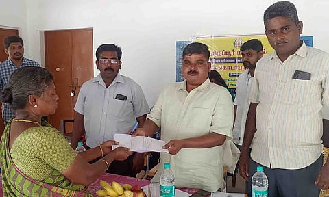 பொதுமக்களிடமிருந்து மனுக்கள் பெறப்பட்ட காட்சி. 