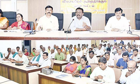 தேனி மாவட்ட கலெக்டர் அலுவலகத்தில் விவசாயிகள் குறைதீர்க்கும் நாள் கூட்டம் கலெக்டர் முரளிதரன் தலைமையில் நடைபெற்றது.