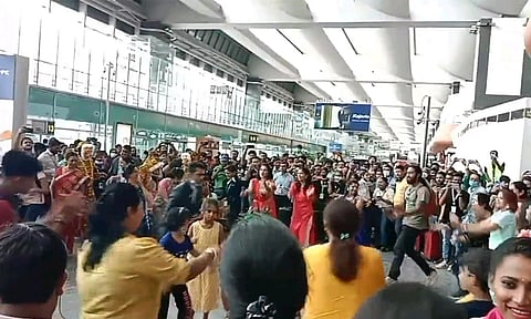 பெங்களூரு விமான நிலையத்தில் பயணிகள் கர்பா நடனம் ஆடிய காட்சி.