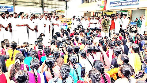 போராட்டத்தில் முன்னாள் அமைச்சர் இரா.காமராஜ் எம்.எல்.ஏ கலந்து கொண்டு பேசினார்.