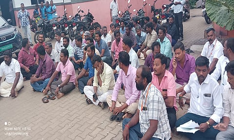 உளுந்தூர்பேட்டை செங்குறிச்சி சுங்கச்சாவடி ஊழியர்கள் உள்ளிருப்பு போராட்டத்தில் ஈடுபட்டு வருவதை படத்தில் காணலாம்.