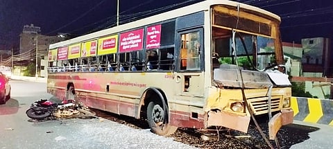மோட்டார் சைக்கிள்- பஸ் மோதியதில் வாலிபர் படுகாயம்