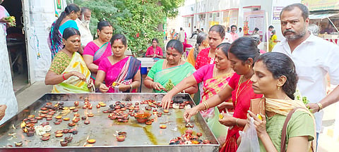 மதுரை தல்லாகுளம் பிரசன்ன வெங்கடேச பெருமாள் கோவிலில் பெண் பக்தர்கள் தீபம் ஏற்றி வழிபட்டனர்.