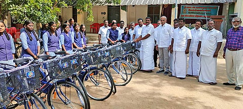 இலவச சைக்கிள்களை மார்க்கண்டேயன் எம்.எல்.ஏ. மாணவிகளுக்கு வழங்கிய காட்சி.
