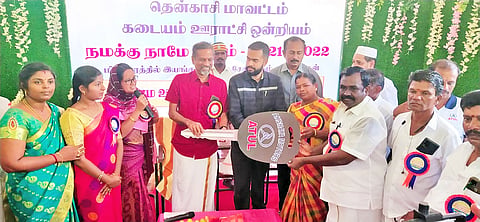 ஊராட்சிகளுக்கு குப்பை அள்ளும் ஆட்டோகளை மாவட்ட கலெக்டர் ஆகாஷ் காட்சி.