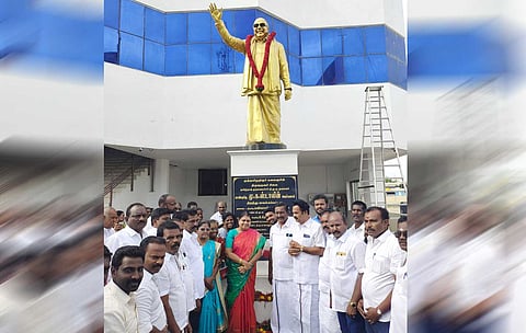 அமைச்சர் கீதாஜீவனுக்கு தி.மு.க.வினர் வரவேற்பு அளித்த காட்சி.