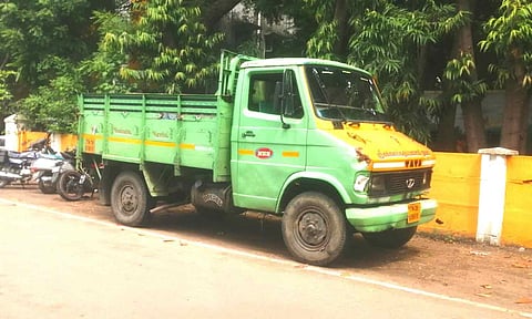 பறிமுதல் செய்யப்பட்ட மினி லாரியை படத்தில் காணலாம்.