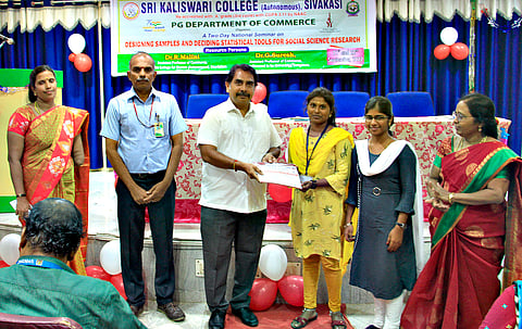 கருத்தரங்கில் பங்கேற்ற மாணவ- மாணவிகளுக்கு காளீஸ்வரி குழும இயக்குநர் சண்முகராஜ் சான்றிதழ்கள் வழங்கினார்.