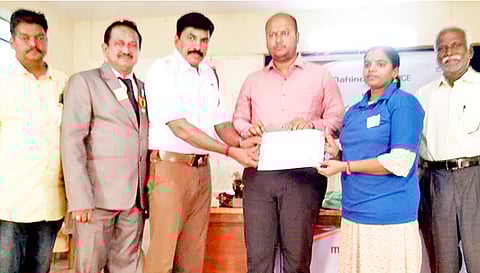 பெண் ஒருவருக்கு சான்றிதழை போக்குவரத்து போலீஸ் இன்ஸ்பெக்டர் ரவிச்சந்திரன் வழங்கினார்.