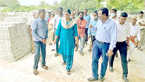 மைதானத்தில் நடந்து வரும் பணிகளை அரசின் முதன்மை செயலாளர் அபூர்வா ஆய்வு செய்தார்.