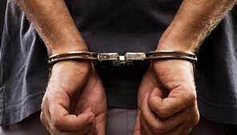 வீடு புகுந்து தாக்கிய 8 பேர் மீது வழக்கு 3 பேர் கைது, 5பேர் தலைமறைவு