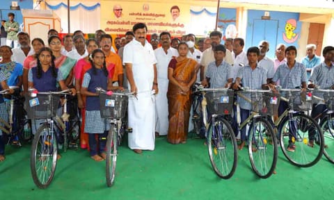 உத்தமபாளையம் அரசு பள்ளி மாணவ மாணவிகளுக்கு அமைச்சர் மு.பெ. சாமிநாதன் விலையில்லா சைக்கிள் வழங்கிய போது எடுத்த படம்.