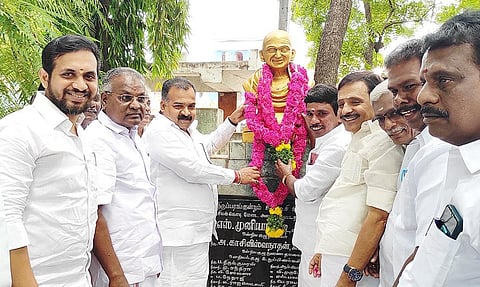 காந்தி ஜெயந்தியை முன்னிட்டு திருப்பரங்குன்றம் ஊராட்சி ஒன்றிய அலுவலக வளாகத்தில் உள்ள மகாத்மா காந்தி சிலைக்கு மாணிக்கம் தாகூர் எம்.பி. மாலை அணிவித்து மரியாைத செலுத்தினார்.