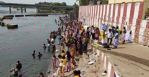 பவானி கூடுதுறையில் குவிந்த பக்தர்கள்