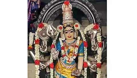 சிறப்பு அலங்காரத்தில் துர்க்கை அம்மன். 
