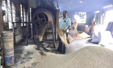 பொரி தயாரிக்கும் பணி நடைபெறுகிறது