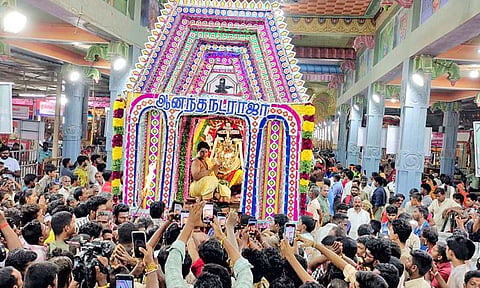 நேற்று முத்தாரம்மன் நடராஜர் கோலத்தில் எழுந்தருளிய காட்சி.