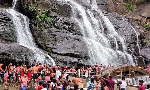 மெயினருவியில் இன்று காலை ஆர்ப்பரித்த தண்ணீரில் குளித்து மகிழ்ந்த சுற்றுலா பயணிகளை படத்தில் காணலாம்.