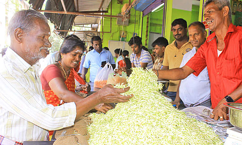 நெல்லை சந்திப்பு பூ மார்க்கெட்டில் பூக்கள் வாங்க திரண்ட பொது மக்கள்.