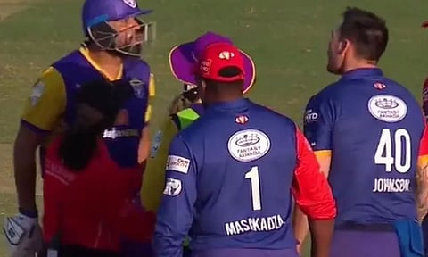 யூசுப் பதானை தள்ளி விட்ட ஜான்சன்....வைரலாகும் வீடியோ