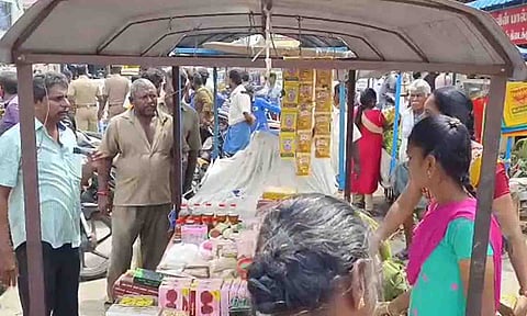 நகராட்சி அதிகாரிகள் கடைகளை போடக்கூடாது எனக் கூறி வாக்குவாதத்தில் ஈடுபட்ட காட்சி.