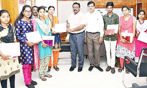 போட்டிகளில் வெற்றி பெற்ற மாணவ-மாணவிகளுக்கு கலெக்டர் முரளிதரன் பரிசு வழங்கினார்.