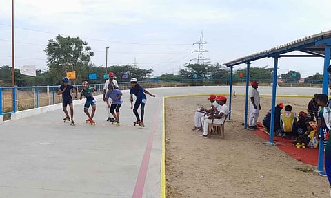  மாணவ, மாணவிகள் ஸ்கேட்டிங் செய்வதை படத்தில் காணலாம் 