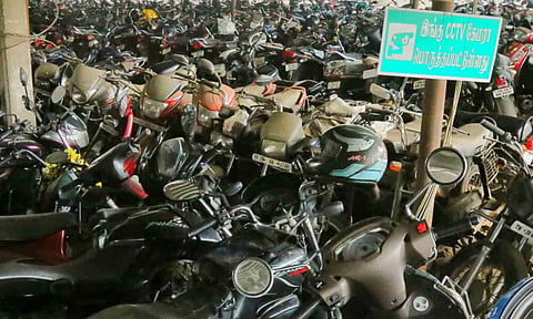 வாகனங்கள் நிரம்பி வழிவதை படத்தில் காணலாம்
