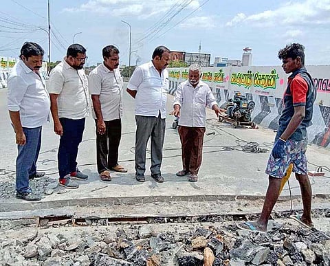 தூத்துக்குடி 3-ம் கேட் ரெயில்வே மேம்பால பராமரிப்பு பணிகளை மேயர் ஜெகன் பெரியசாமி ஆய்வு செய்த காட்சி.