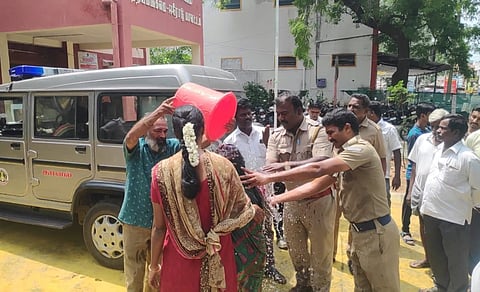 மண்எண்ணை ஊற்றி தீக்குளிக்க முயன்ற பெண்