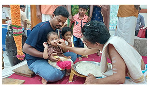 ஒரு குழந்தைக்கு நாக்கில் தங்க ஊசியில் ஹரி ஸ்ரீ கணபதி நமஹ என்று எழுதி ஆசீர்வாதம் செய்தனர்.