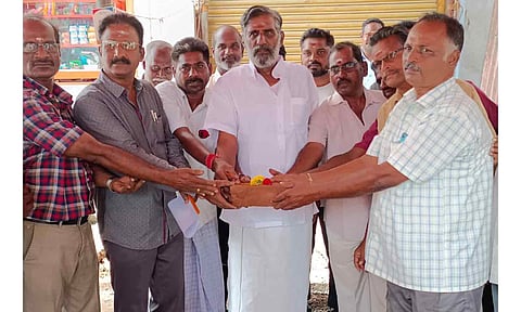 மங்களம் தொகுதி வளர்ச்சி திட்ட பணிகளை அமைச்சர் தேனீ. ஜெயக்குமார் தொடங்கி வைத்தகாட்சி.