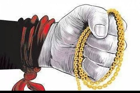 கடைக்கு சென்ற மூதாட்டியிடம் தங்க செயின் பறிப்பு