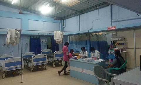 செங்கல்பட்டு அரசு ஆஸ்பத்திரி அவசர சிகிச்சை பிரிவுக்குள் மழைநீர் புகுந்ததால் நோயாளிகள் வேறு வார்டுக்கு மாற்றப்பட்டனர். இதனால் படுக்கைகள் காலியாக இருக்கும் காட்சி.