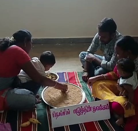 கோத்தகிரியில் கோவில்கள், பள்ளிகளில் வித்யாரம்பம் நிகழ்ச்சி