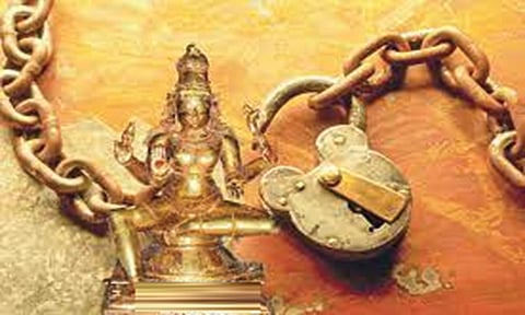 பைக்கில் 7 ஐம்பொன் சிலைகள் கடத்தல்