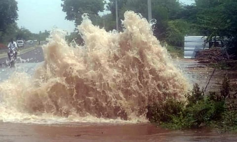 குழாய் உடைந்து 12 அடி உயரத்திற்கு மேல் எழும்பிய நீர்.