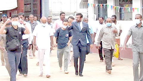 கோவிலில் தரிசனம் செய்து விட்டு சிங்கப்பூர் அமைச்சர் காசிவிஸ்வநாதன் சண்முகம் வெளியே வந்தார்.