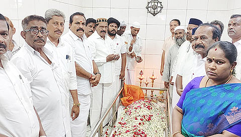 தர்காவில் அ.தி.மு.க அவைத்தலைவர் தமிழ்மகன் உசேன் பிரார்த்தனை செய்தார்.