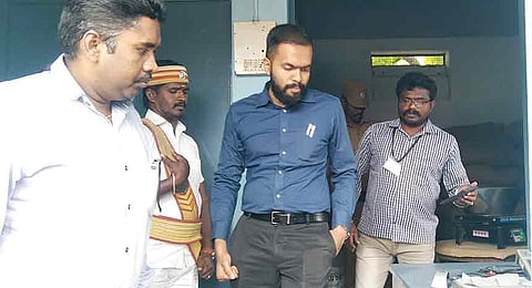 விஸ்வநாதப்பேரி ரேசன் கடையில் கலெக்டர் ஆகாஷ் ஆய்வு செய்த போது எடுத்த படம்.