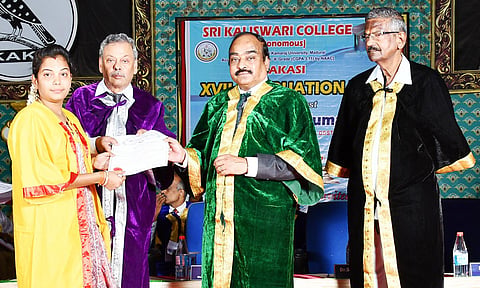 பட்டமளிப்பு விழாவில் சிறப்பு விருந்தினர் மதுரை காமராசர் பல்கலைக்கழக துணை வேந்தர் ஜெ.குமார் ஒரு மாணவிக்கு பட்டம் வழங்கிய போது எடுத்த படம். அருகில் கல்லூரி செயலாளர் அ.பா.செல்வராஜன், கல்லூரி முதல்வர் கிருஷ்ணமூர்த்தி ஆகியோர் உள்ளனர்.