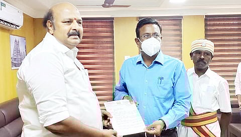 கலெக்டர் தினேஷ்பொன்ராஜ் ஆலிவரிடம், டி.கே.ஜி.நீலமேகம் எம்.எல்.ஏ. கோரிக்கை மனு அளித்தார்.