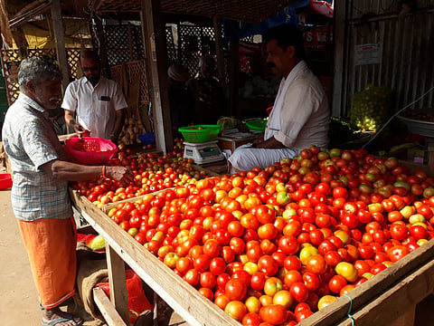 கோவை மார்க்கெட்டில் தக்காளி, வெங்காயம் விலை திடீர் உயர்வு