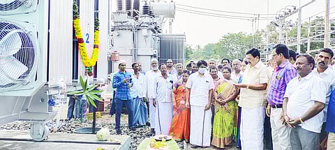 ஆற்காடு தாழனூர் கிராமத்தில் உள்ள துணை மின்நிலையத்தில் ரூ.2.84 கோடி மதிப்பீ்ட்டில் 10 மெகாவாட்டிலிருந்து 16 மெகாவாட் திறன் உயர்த்தப்பட்ட மின் மாற்றியை அமைச்சர் ஆர்.காந்தி தொடங்கி வைத்தார்.