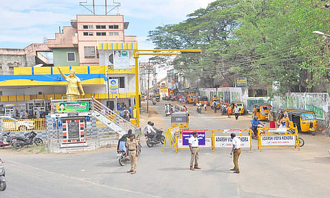 வடசேரி பகுதியில் சாலை தடுப்பு வேலியால் மூடப்பட்டு இருப்பதை படத்தில் காணலாம்