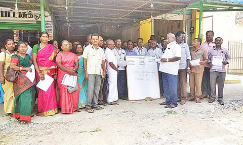 ஆர்ப்பாட்டத்தில் ஈடுபட்டவர்களை படத்தில் காணலாம்.
