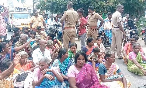  சங்கராபுரத்தில் கிராம மக்கள் சாலை மறியலில் ஈடுபட்டனர்.