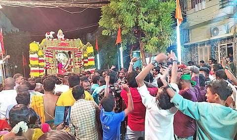 சிவன் கோவில் அருகே சப்பரபவனி வந்த போது எடுத்தபடம்.