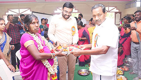 விழாவில் கர்ப்பிணி தாய்மார்களுக்கு சீர்வரிசை தட்டினை கலெக்டர் அருண்தம்புராஜ், நாகை மாலி எம்.எல்.ஏ. ஆகியோர் வழங்கினர்.